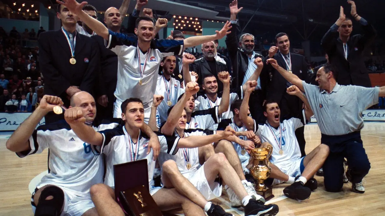 Košarkaši Budućnosti posle osvojenog Kupa 2001.
