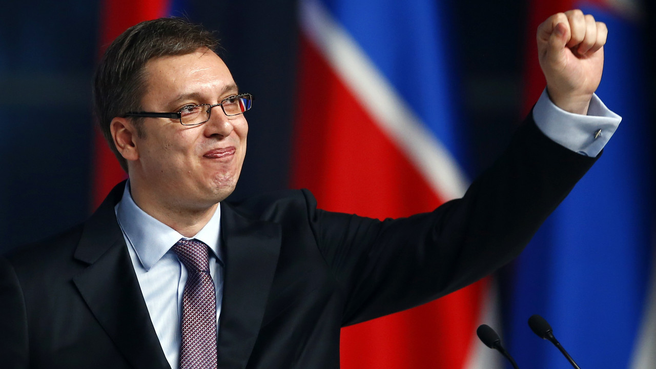 Aleksandar Vučić sa rukom