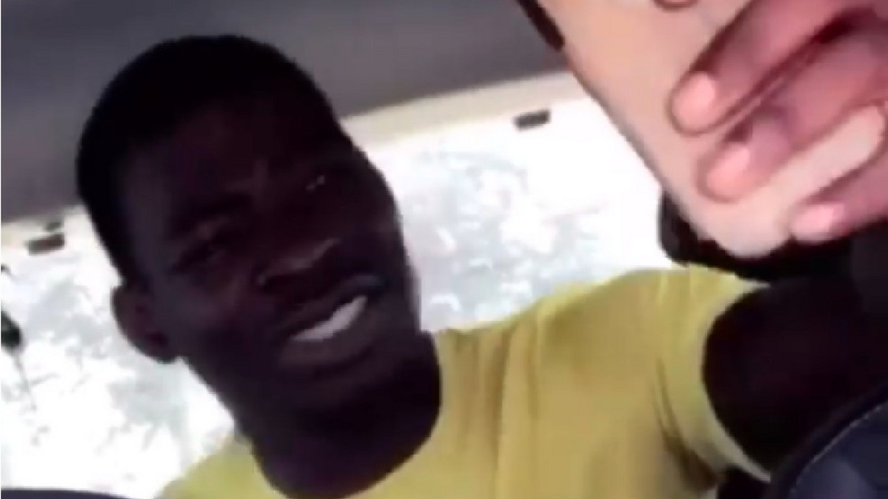 Afroamerikanac peva srpsku pesmu
