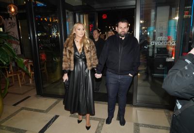 Stigli Karići na svadbu Meline i 26 godina starijeg engleskog milionera Džefrija: Bojan sa ženom Mašom došao u crnom kombiju