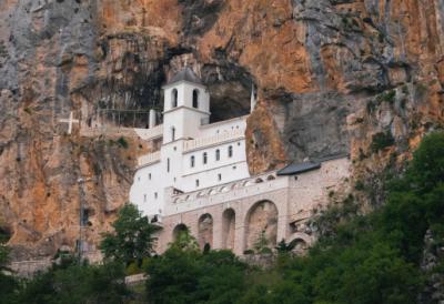 Žena ušla na štakama u Ostrog izašla bez njih - Trenutak koji je rasplakao sve prisutne