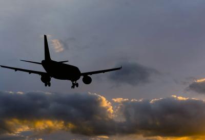 Jeziva scena pre prinudnog sletanja aviona: Gorivo curilo iznad grada - Motor otkazao, a onda je izbio POŽAR pored piste (FOTO/VIDEO)