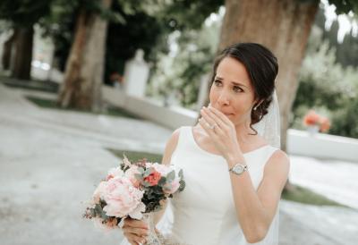 BACANJE BUKETA KRENULO U POGREŠNOM SMERU: Snimak postao viralan nakon venčanja! (Video)