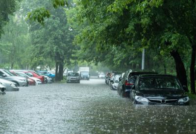 Nebo je u sekundi pocrnelo, a onda je usledila snažna oluja: Pada grad veličine lešnika, upaljen meteoalarm - Nevreme pokosilo komšiluk