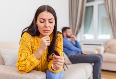 BACILA JE BURME U SMEĆE: Nećete verovati šta je nakon toga učinio njen suprug