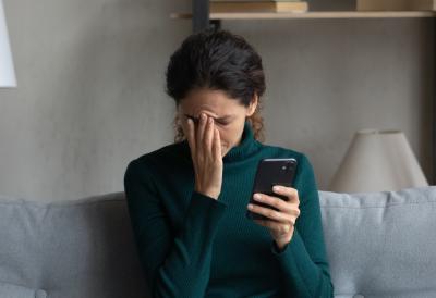 PRONAŠLA JE TAJNI TELEFON SVOG DEČKA - Bila je uverena da ima aferu, a prava istina je tek šokirala: "To me je slomilo"