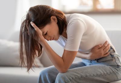 DANIMA NISTE IŠLI U WC? Izmasirajte ovu TAČKU NA STOMAKU i odmah vas tera u toalet - Čisti creva, rešava zatvor i pokreće probavu kao rukom