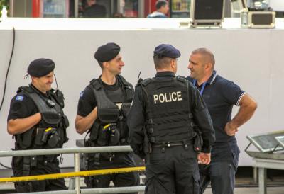 Sevale pesnice nasred ulice: Isplivao snimak incidenta u Prištini (VIDEO)