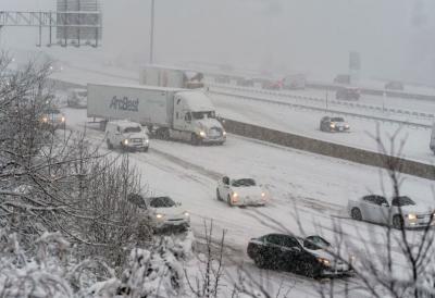 Sneg izazvao totalan kolaps širom zemlje: Autoput kompletno blokiran, a najgore tek dolazi