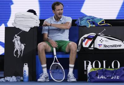 SKANDAL U PRVOM KOLU: Bivši najbolji reket sveta DIVLJAO, šutirao reklame i na kraju izgubio