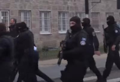 NASTAVLJA SE TEROR NAD SRBIMA: Mladić u Leposaviću priveden zbog majice sa mapom Kosova i likom kneza Lazara