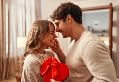 Ljubavni horoskop za Dan zaljubljenih 2026: Lavovi gore od strasti, Ovnovima sudbinski susret, a OVIM znacima stiže ljubav kakvu nisu doživeli