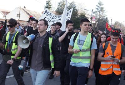 Drama u Novom Sadu: Studenti u blokadi Filozofskog i dalje ispred fakulteta, dekan u zgradi