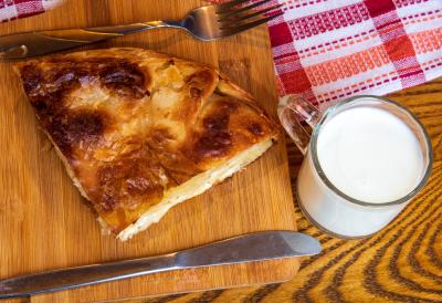 Ovaj BUREK raspametiće sve koji ga probaju: Ne zahteva da se RAZVLAČE KORE, a ispašće vam kao iz najbolje pekare