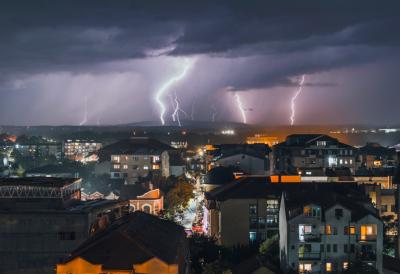 Snažno nevreme pogodilo Hrvatsku: Sevaju munje, oluja lomi sve uz jak vetar - Izdato hitno upozorenje