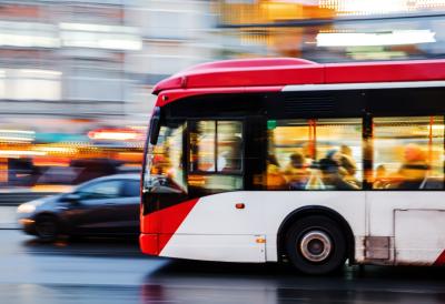 Dečak (15) ukrao autobus da bi provozao svoju devojku - Vozio 150 km bez dozvole