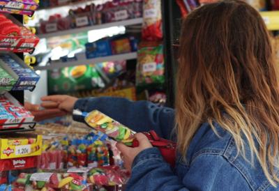 Deca pokušala da plate sok evrima, momentalno reagovala policija! Radnik trafike upalio ALARM zbog OVE NOVČANICE, upućen apel građanima: Obratite pažnju (FOTO)