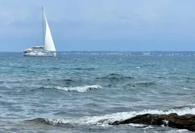 Bura napravila haos na Jadranu: Građani zanemeli kada su videli šta je vetar odneo pravo u more (FOTO)