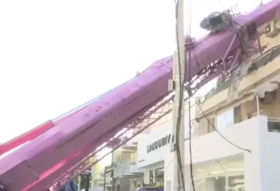 Drama u Grčkoj: Ogroman kran pao na kuću, vatrogasci bezuspešno uklanjaju vozilo (VIDEO)