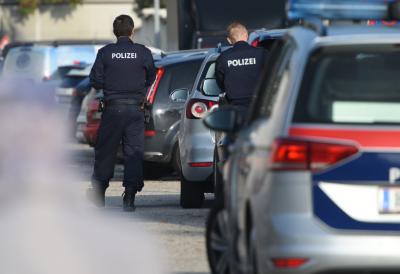 Moški v Avstriji poklical policijo in priznal trojni umor, trupla najdena v drugi državi