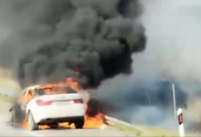 Avtomobil zgorel na avtocesti pri Vranju, ogenj se je razširil na travo