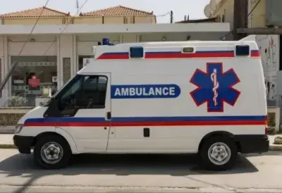 V Grčiji trčil vlak z avtomobilom, voznik ostal ujet