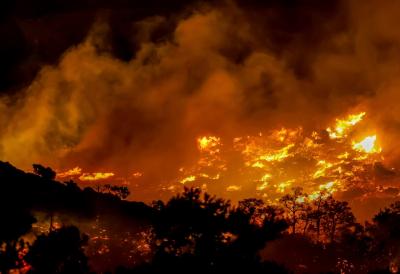 Helikopter sa vatrogascima pao u more tokom akcije: Grčka u opštoj evakuaciji, požari ponovo besne u ovoj regiji - Službe spasavanja danonoćno na terenu (VIDEO)