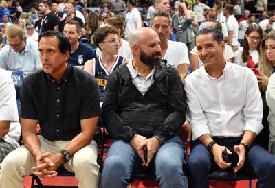 Čuveni NBA trener gleda meč Srbija - Slovenija: Erik Spolstra u društvu Janisa Sferopulosa
