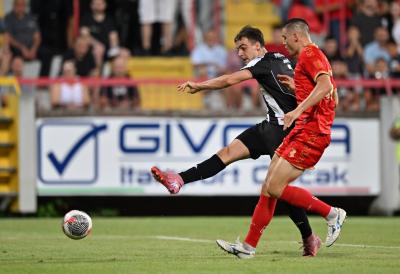 (POLUVREME) MOĆNI PARTIZAN MELJE: Crno-beli vode sa tri gola razlike