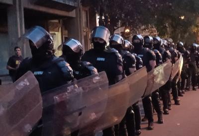 MUP se oglasio o nasilju blokadera ispred Filozofskog fakulteta u Novom Sadu: Gađali su policajce kamenicama, jajima, pirotehničkim sredstvima (VIDEO)