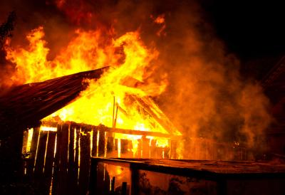 Zapaljena kuća i luksuzni BMW:  Sve izgorelo za nekoliko minuta - Meta mlada devojka (29)?