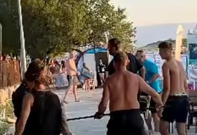 (VIDEO) Isplivao snimak masovne tuče turista i meštana u Hrvatskoj: Obračun započeli u kafiću, pa nastavili na obali - ovo su detalji