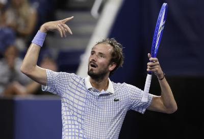 ZBOG NESPORTSKOG PONAŠANJA: Medvedev kažnjen sa 42.500 dolara