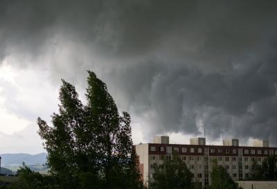 Šokantna promena vremena - Potop ne prestaje! Pljuskovi i grmljavina natopili Srbiju, nevreme pravi haos - Drastično osveženje nakon tropskog talasa
