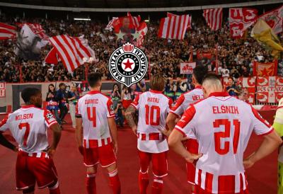 Dva bivša igrača Partizana SRČANO BODRILI ZVEZDU na Marakani: Jedan obukao i dres (FOTO)