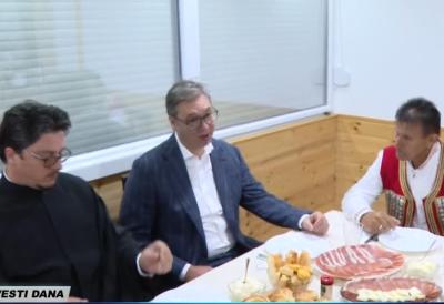 VUČIĆ OBILAZI PORODICU RADAN KOJA JE PROTERANA IZ KNINA Predsednika u Banstolu dočekao domaćin Rajko: "Krajiška tragedije je ogromna!" (FOTO)