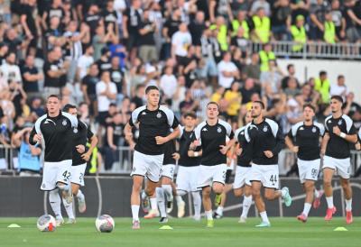 FK Partizan časti navijače za 80. rođendan