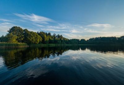 Tragedija na jezeru: Žena se utopila tražeći naočare, dvojica muškaraca nestala u vodi dan ranije