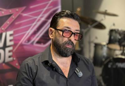 Isplivala fotka Ognjena Amidžića neobičnog sadržaja: Okružen trojicom muškaraca i neprepoznatljiv