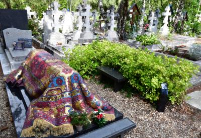 Raskošni ćilim usred groblja: Tajna večnog počivališta čuvenog umetnika