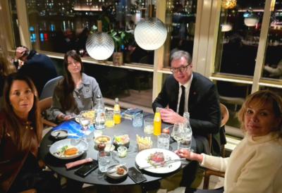 "Za susednim stolom hrvatska delegacija, konobar iz Splita, vojnik iz kraljevskog protokola iz Srbije" Vučić objavio sliku sa saradnicama: Danska, zemlja čuda (FOTO)
