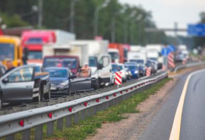 Ako ste krenuli ovuda, pripremite se na strpljivo čekanje:  Sitni odroni, raskvašen sneg i poledica na putevima Srbije