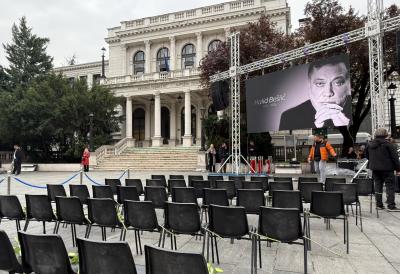 Slomljen na grobu Halida Bešlića: Pevač nije stigao na sahranu, sada u suzama kod svog velikog prijatelja