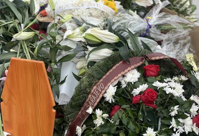 Pola godine od smrti Halida Bešlića: Grob pun svežeg cveća i zapaljenih sveća govori o tome koliko ga je narod obožavao