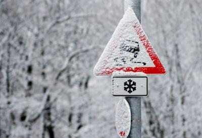 Putevi paralisani širom Srbije: Ima snega na putevima I prioriteta, spisak deonica na kojima je trenutno kolaps je kilometarski