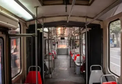 Autobusi, tramvaji i vozovi stali - Država paralisana, nema rešenja