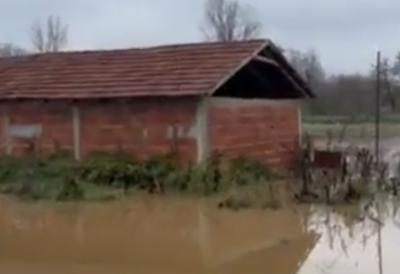Ovi delovi Srbije su potpuno pod vodom: Izlile se reke i potopile sve pred sobom, a naredni dani donose još veći rizik (VIDEO)