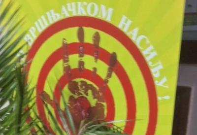 Skandal u Sečnju! Simbol krvave šake postavljen ispred biračkog mesta – glasače dočekale preteće poruke (FOTO)