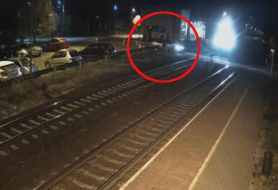 Odlučio da zaobiđe rampu, PETORO MLADIH poginulo! Kamere snimile jeziv trenutak: Voz nailazi, a on dodaje gas - scena je strašna (VIDEO)