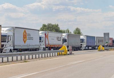 Kolaps na graničnim prelazima: Teretnjaci na Batrovcima čekaju čak po pet sati,  a evo koliko su putnički automobili u zastoju